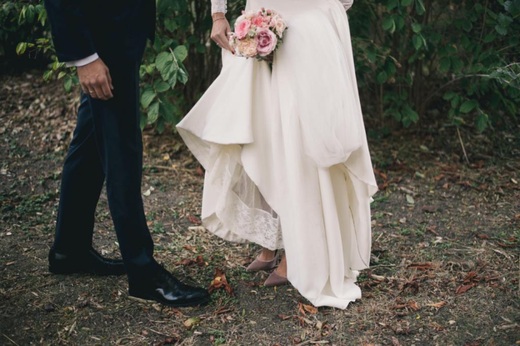 Boda urbana y elegante en el hotel Ritz de Madrid by Tu Día Perfecto Wedding Planner. Vestido de Navascués con cuerpo de encaje y cinturón rosa palo. Zapatos Gianvitto Rossi. Traje de Hugo Boss