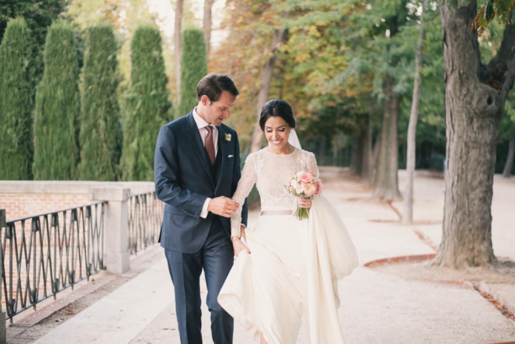 Boda urbana y elegante en el hotel Ritz de Madrid by Tu Día Perfecto Wedding Planner. Vestido de Navascués con cuerpo de encaje y cinturón rosa palo. Zapatos Gianvitto Rossi. Traje de Hugo Boss