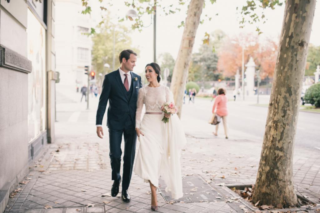 Boda urbana y elegante en el hotel Ritz de Madrid by Tu Día Perfecto Wedding Planner. Vestido de Navascués con cuerpo de encaje y cinturón rosa palo. Zapatos Gianvitto Rossi. Traje de Hugo Boss