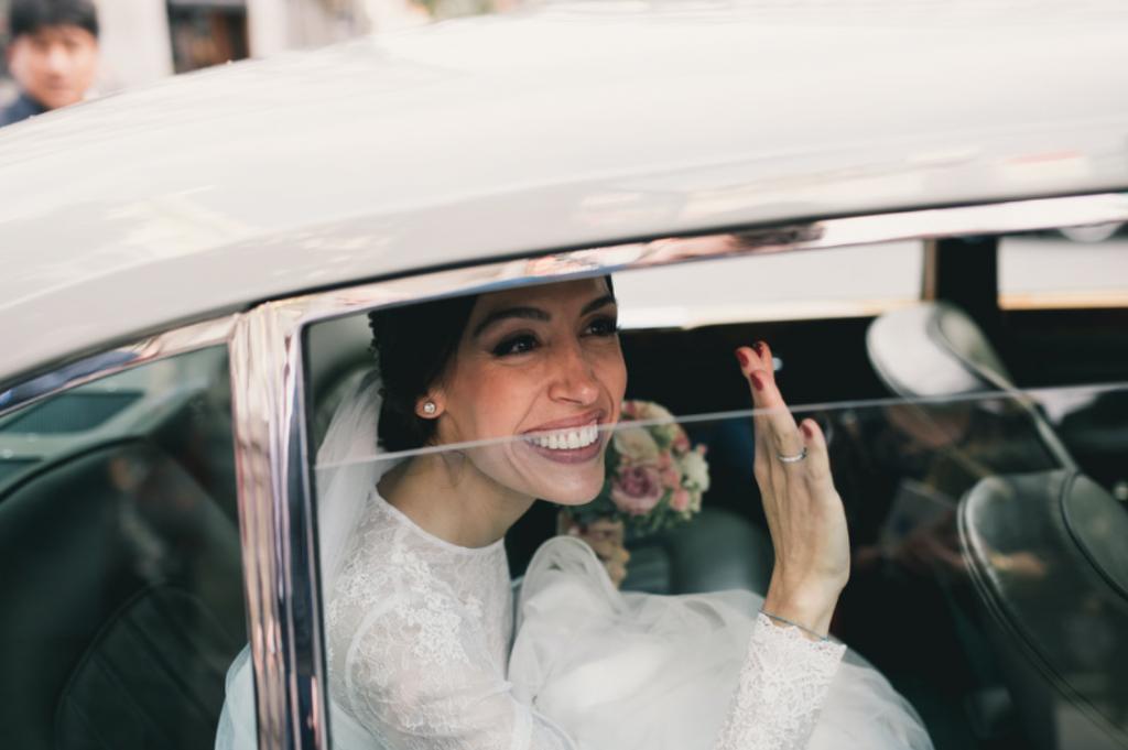 Boda urbana y elegante en el hotel Ritz de Madrid by Tu Día Perfecto Wedding Planner. Vestido de Navascués con cuerpo de encaje y cinturón rosa palo. Coche de novios Bentley clasico