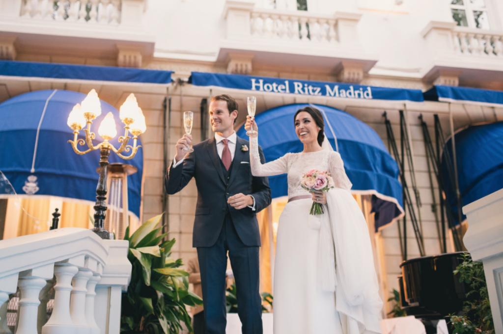 Boda urbana y elegante en el hotel Ritz de Madrid by Tu Día Perfecto Wedding Planner. Vestido de Navascués con cuerpo de encaje y cinturón rosa palo. Zapatos Gianvitto Rossi. Traje de Hugo Boss. 