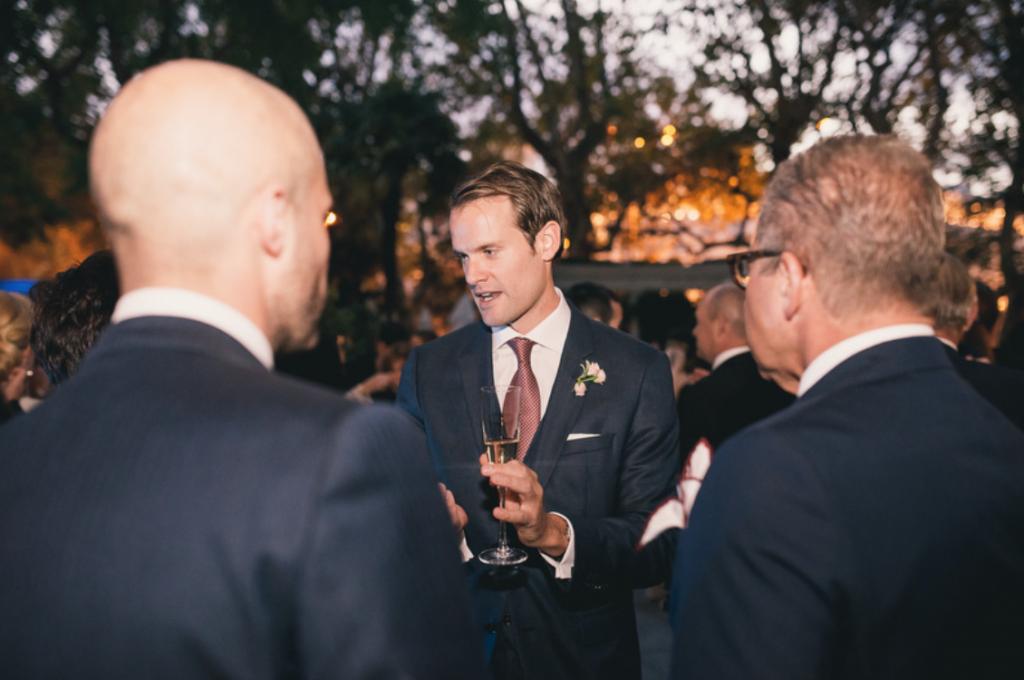 Boda urbana y elegante en el hotel Ritz de Madrid by Tu Día Perfecto Wedding Planner. Vestido de Navascués con cuerpo de encaje y cinturón rosa palo. Zapatos Gianvitto Rossi. Traje de Hugo Boss. 