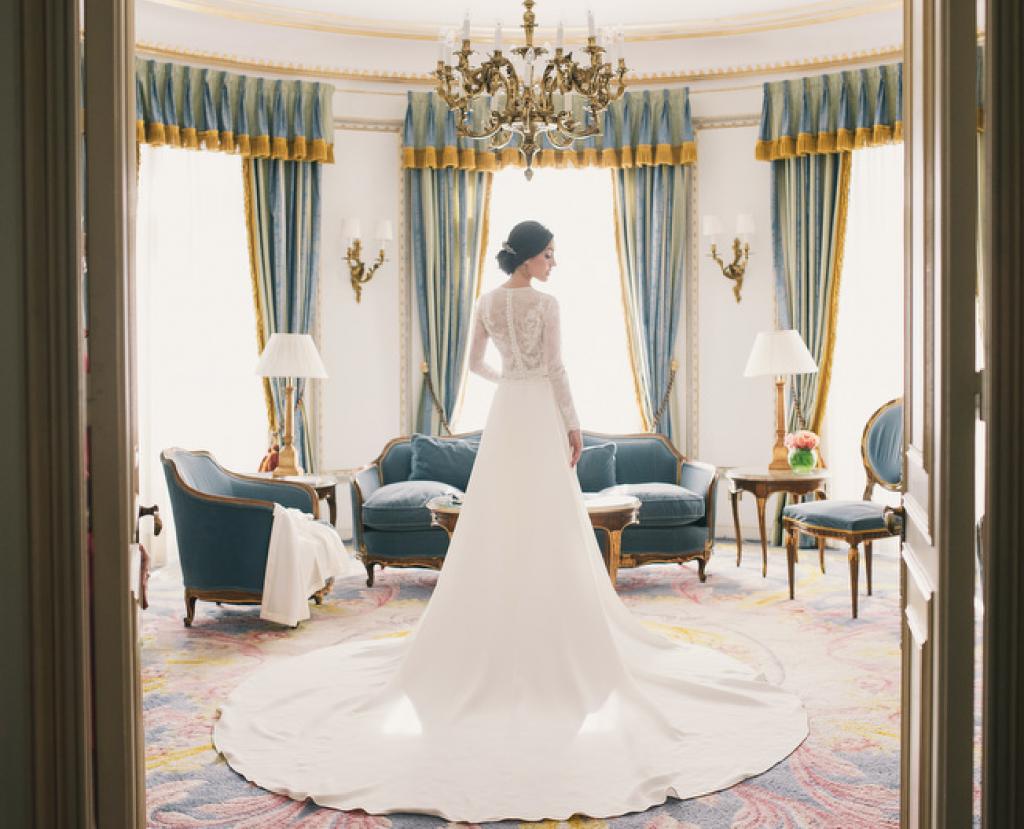 Boda urbana y elegante en el hotel Ritz de Madrid by Tu Día Perfecto Wedding Planner. Vestido de Navascués con cuerpo de encaje y cinturón rosa palo