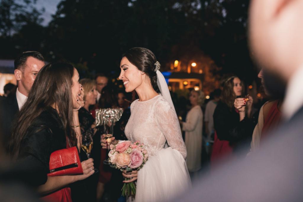Boda urbana y elegante en el hotel Ritz de Madrid by Tu Día Perfecto Wedding Planner. Vestido de Navascués con cuerpo de encaje y cinturón rosa palo. Zapatos Gianvitto Rossi. Traje de Hugo Boss. 