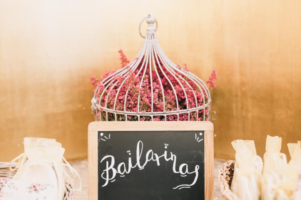 Boda urbana y elegante en el hotel Ritz de Madrid by Tu Día Perfecto Wedding Planner. Detalles invitadas, bailarinas plegables, cartel lettering