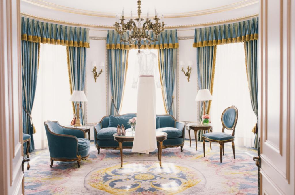 Boda urbana y elegante en el hotel Ritz de Madrid by Tu Día Perfecto Wedding Planner. Vestido de Navascués con cuerpo de encaje y cinturón rosa palo