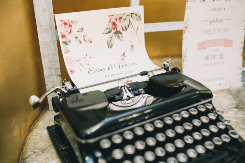 Boda urbana y elegante en el hotel Ritz de Madrid by Tu Día Perfecto Wedding Planner. Mesa de firmas, máquina de escribir antigua