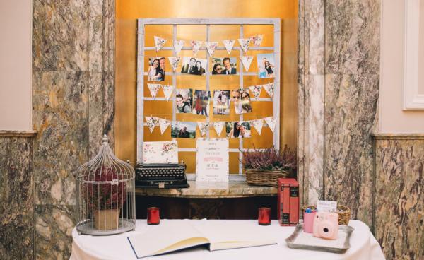 Boda urbana y elegante en el hotel Ritz de Madrid by Tu Día Perfecto Wedding Planner. Mesa de firmas, máquina de escribir antigua