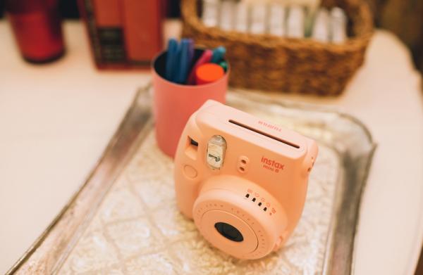 Boda urbana y elegante en el hotel Ritz de Madrid by Tu Día Perfecto Wedding Planner. Mesa de firmas, INSTAXMini