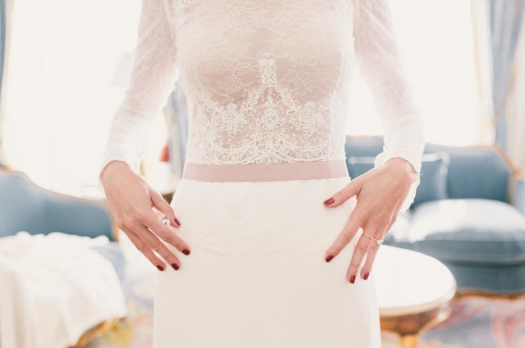 Boda urbana y elegante en el hotel Ritz de Madrid by Tu Día Perfecto Wedding Planner. Vestido de Navascués con cuerpo de encaje y cinturón rosa palo. Zapatos Gianvitto Rossi