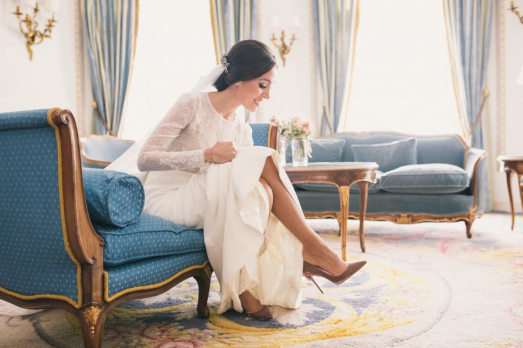 La boda elegante de elena y Marcus: boda en el hotel Ritz de Madrid, bodas elegantes, bodas urbanas. Vestido de novia de encaje de Navascués con fajín de seda rosa palo, zapatos de Gianvitto Rossi 