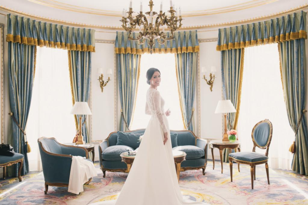 La boda elegante de elena y Marcus: boda en el hotel Ritz de Madrid, bodas elegantes, bodas urbanas. Vestido de novia de encaje de Navascués con fajín de seda rosa palo, zapatos de Gianvitto Rossi 