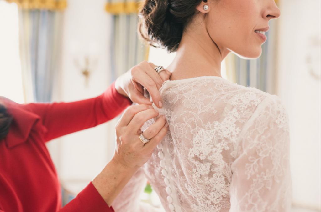 La boda urbana y elegante de Elena y Marcus: boda en el hotel Ritz de Madrid, bodas elegantes, bodas urbanas. Vestido de novia de encaje de Navascués con fajín de seda rosa palo, zapatos de Gianvitto Rossi 