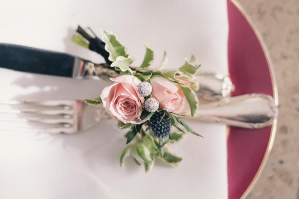 La boda urbana y elegante de elena y Marcus: boda en el hotel Ritz de Madrid, bodas elegantes, bodas urbanas. Vestido de novia de encaje de Navascués con fajín de seda rosa palo, zapatos de Gianvitto Rossi 