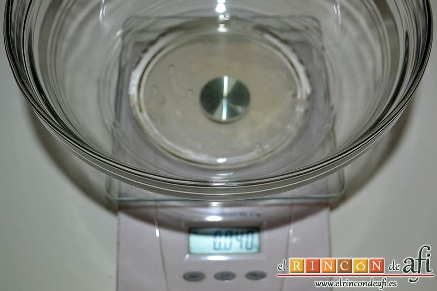 Macaroons de Lorraine Pascale, pesar 40 gramos de clara de huevo a temperatura ambiente