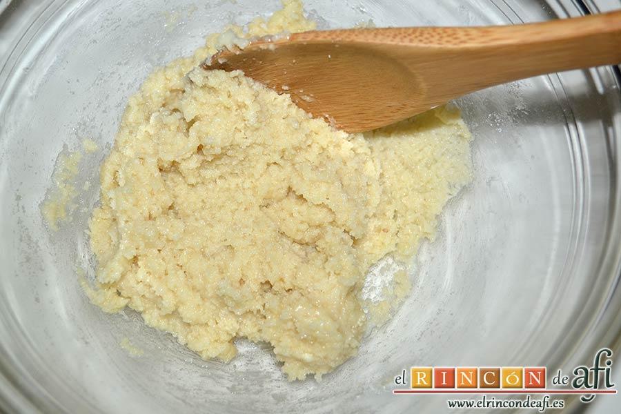 Macaroons de Lorraine Pascale, mezclar bien con una cuchara de madera