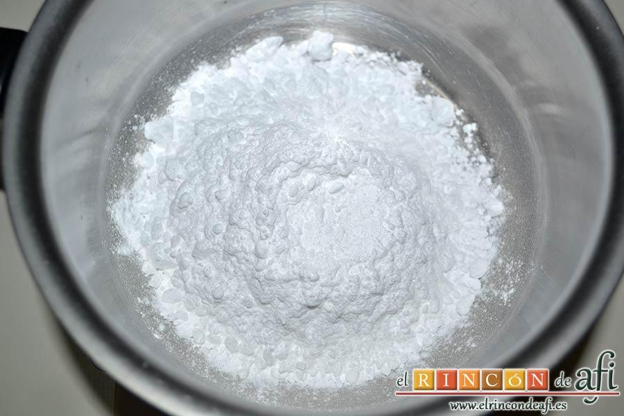 Macaroons de Lorraine Pascale, hacer el almíbar poniendo el azúcar glass en un cazo