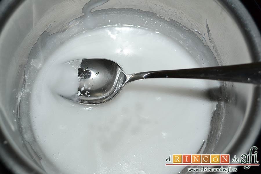 Macaroons de Lorraine Pascale, añadir dos cucharadas de agua y remover bien