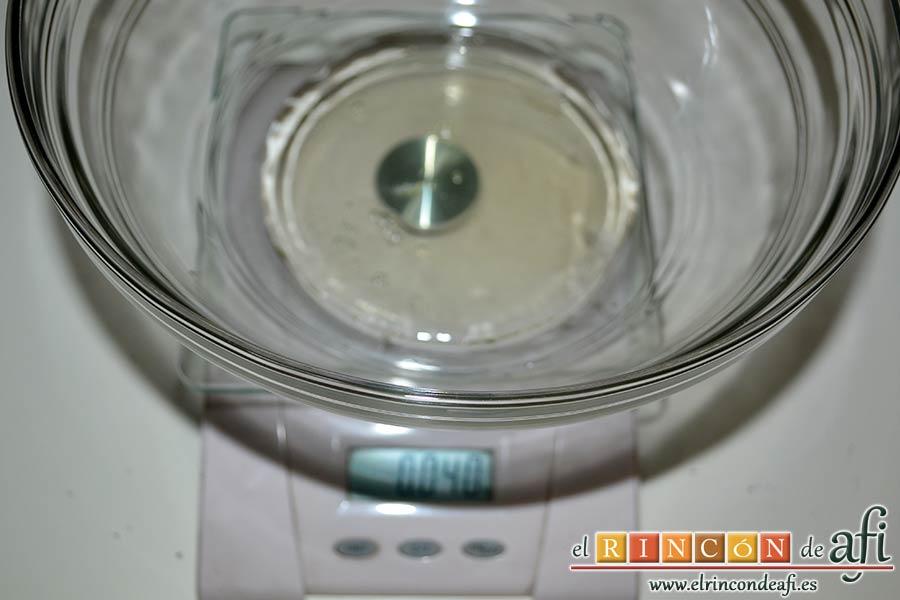 Macaroons de Lorraine Pascale, en otro bol pesar 40 gramos de claras de huevo a temperatura ambiente