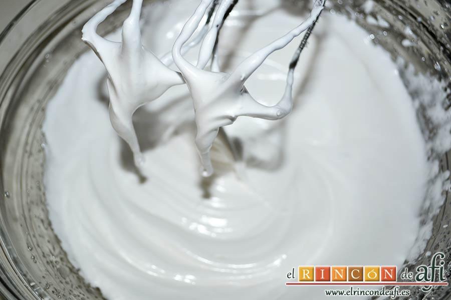 Macaroons de Lorraine Pascale, montar hasta obtener un merengue italiano