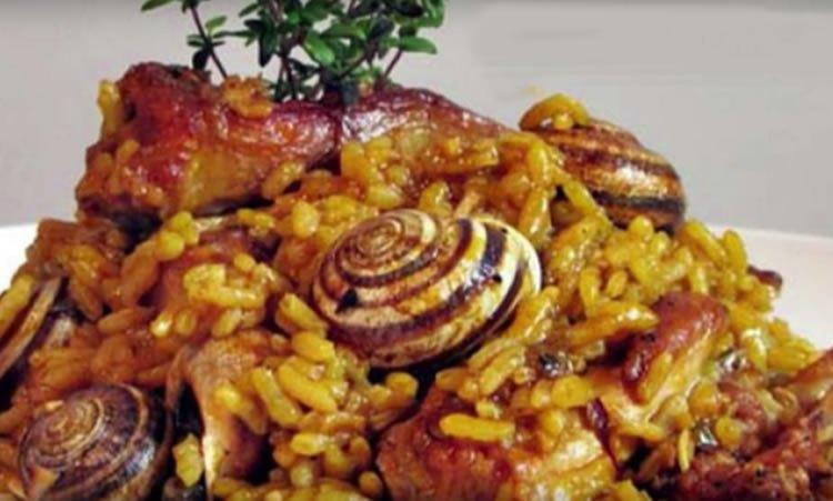 Paella de conejo con caracoles y alcachofas