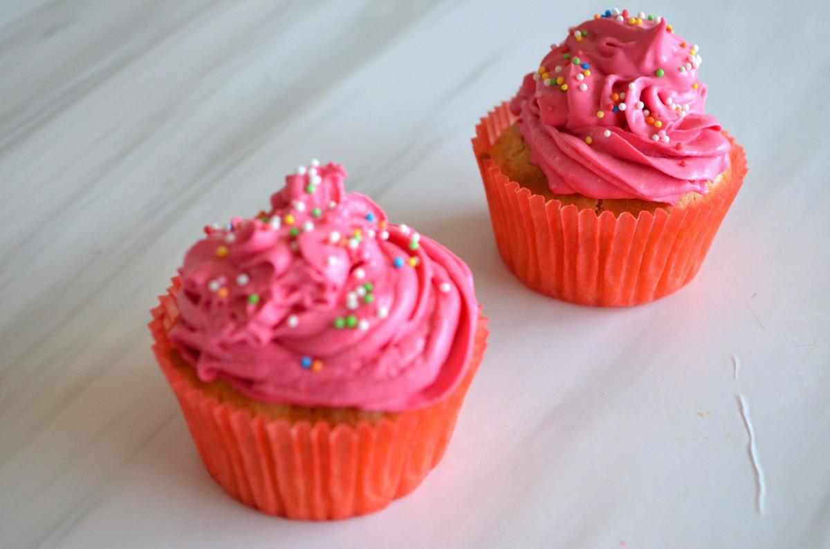 cupcakes de chocolate blanco veganos