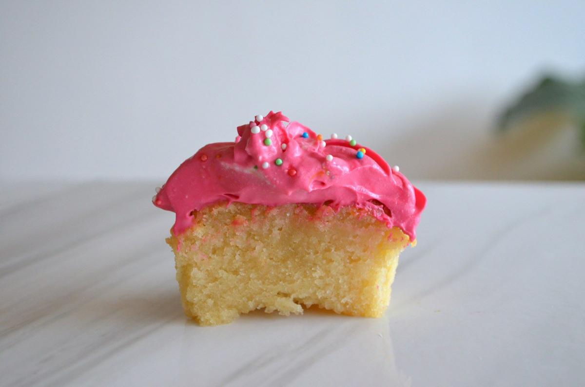 cupcakes de chocolate blanco veganos
