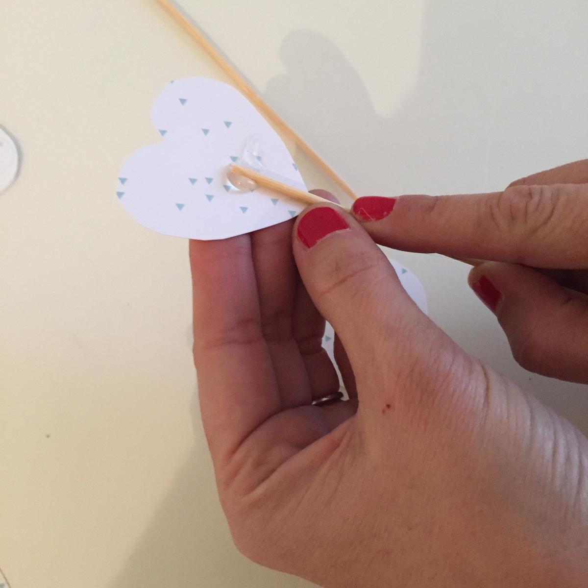 06-diy_san_valentin_reciclaje_dulce_colocamos_palo