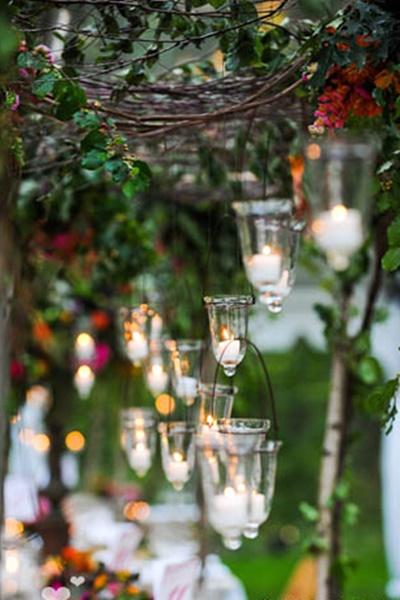 Decoración para boda en exteriores con lucecitas blancas