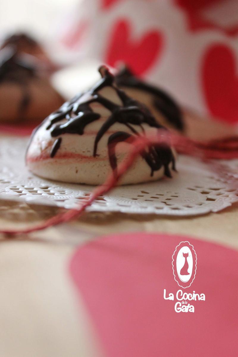 Merengue de San Valentin cubierto de chocolate