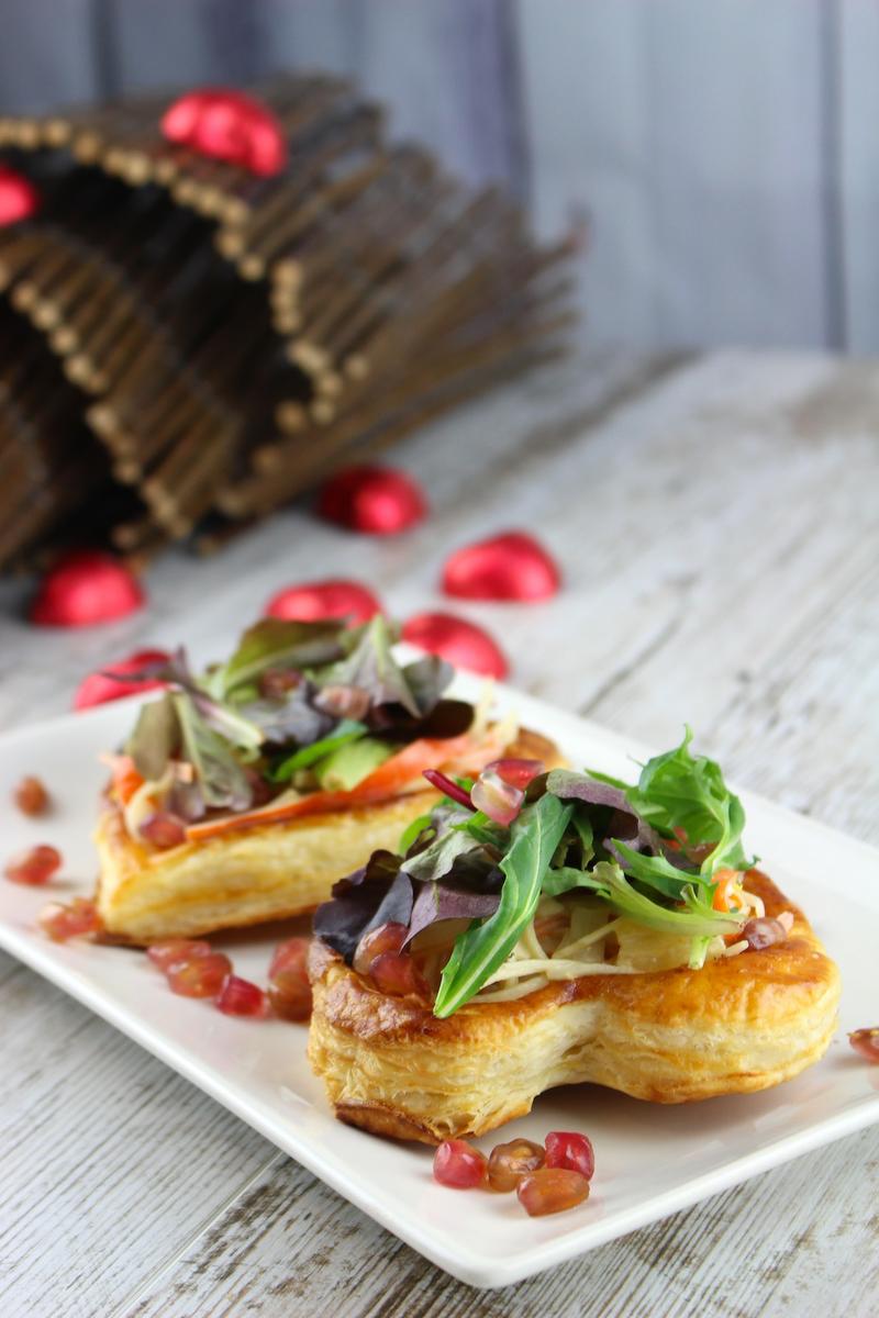 Ensalada de cangrejo y brotes tiernos en corazón de hojaldre para San Valentín