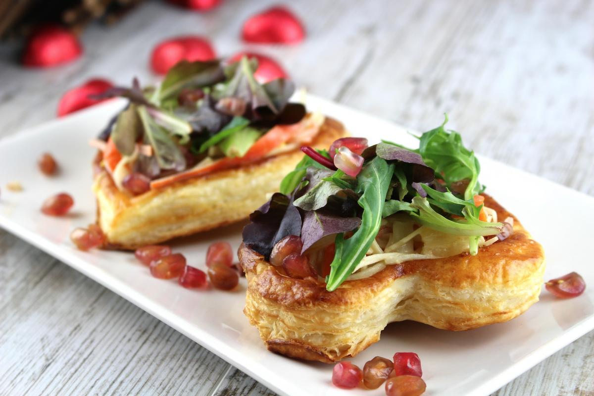 Ensalada de cangrejo y brotes tiernos en corazón de hojaldre para San Valentín