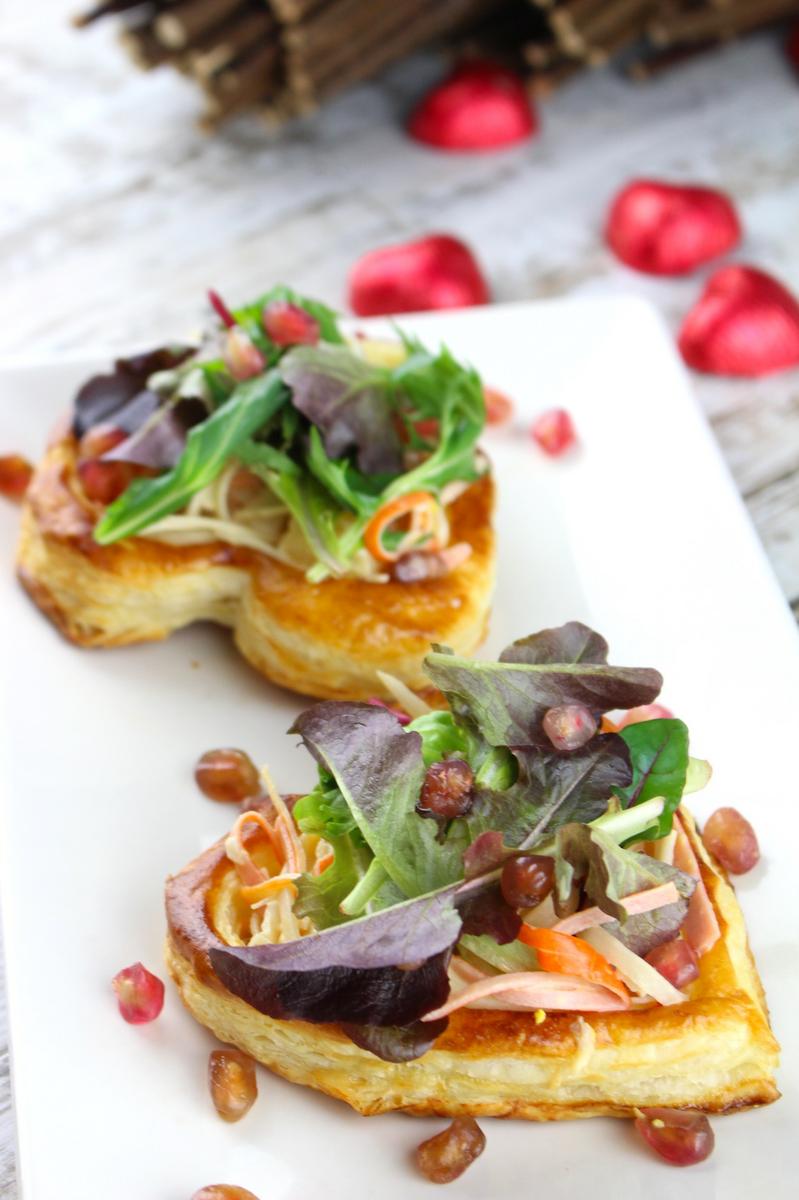 Ensalada de cangrejo y brotes tiernos en corazón de hojaldre para San Valentín