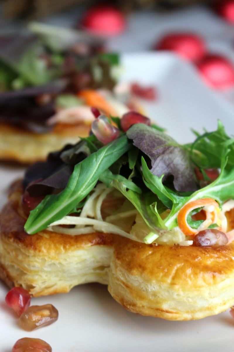 Ensalada de cangrejo y brotes tiernos en corazón de hojaldre para San Valentín