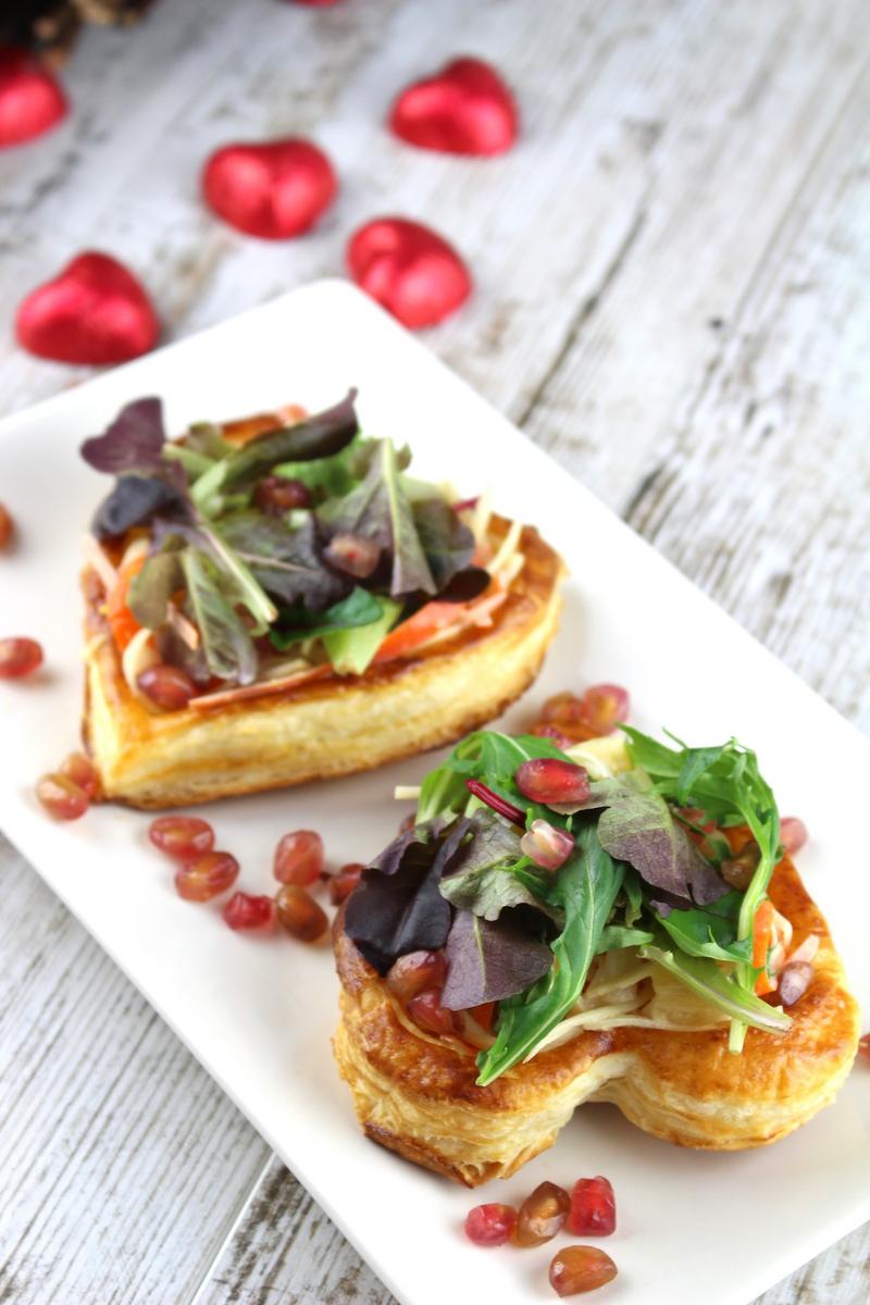Ensalada de cangrejo y brotes tiernos en corazón de hojaldre para San Valentín