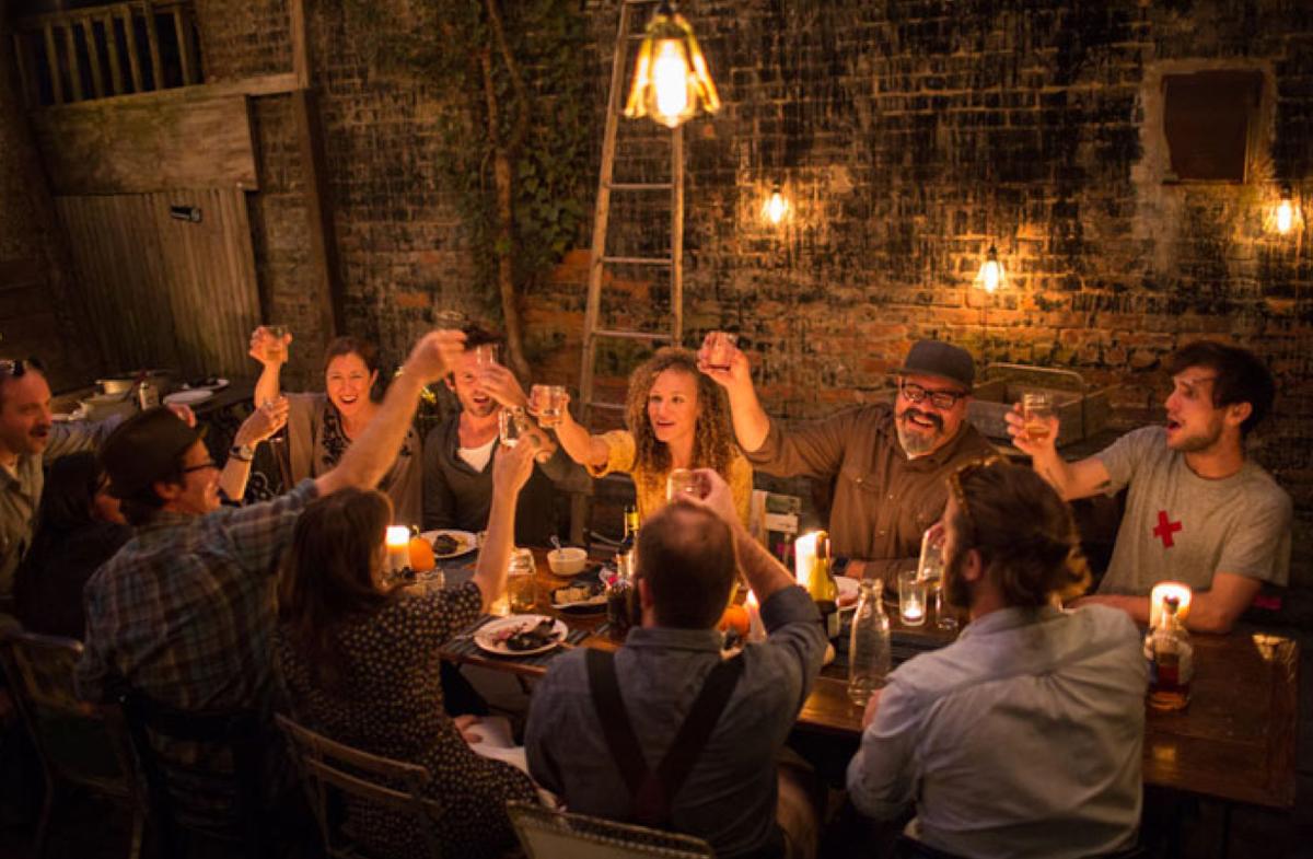 amigos cmiendo y celebrando