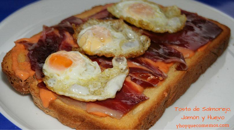 tosta de salmorejo jamon y huevo
