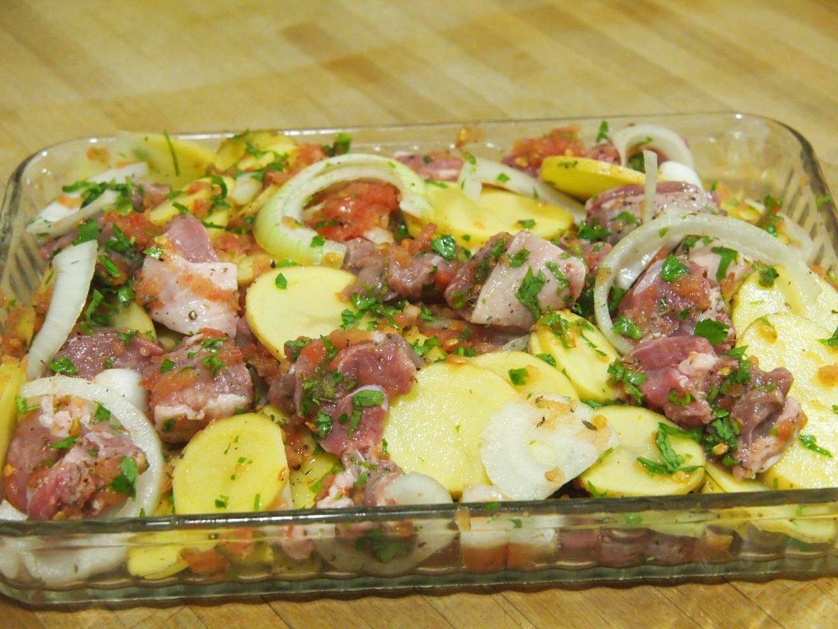 Cordero con patatas y limón marinando