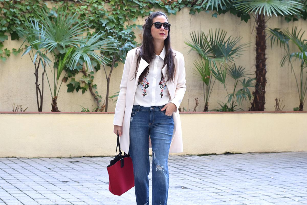 look con camisa de flores bordadas