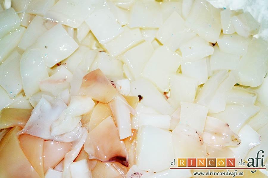 Calamares encebollados, pedir que nos troceen y limpien el calamar, reservando los rejos