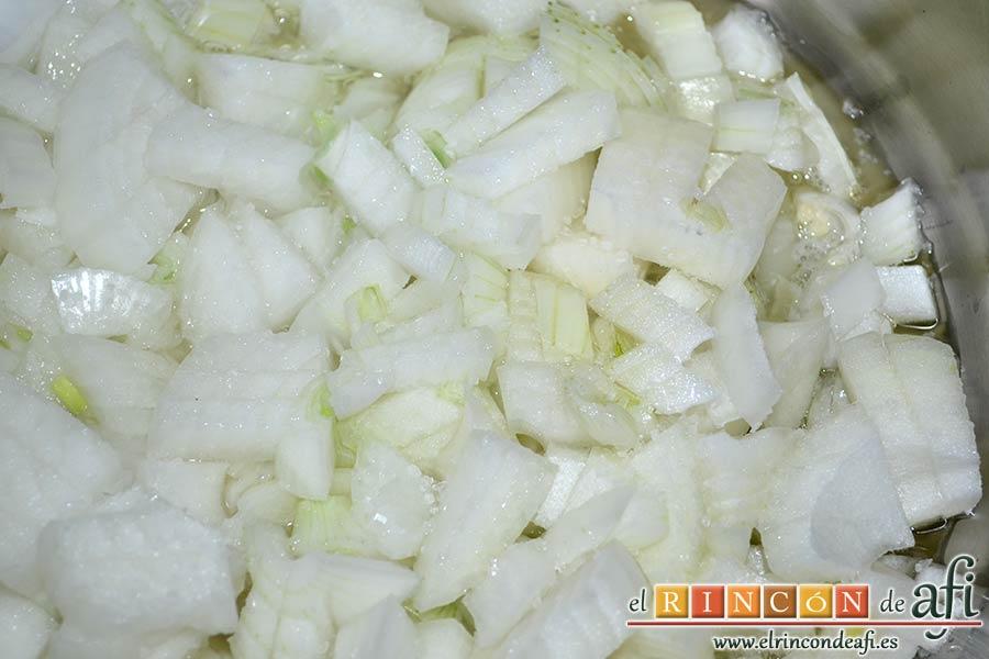 Calamares encebollados, picar las cebollas y ponerlas a pochar con aceite de oliva