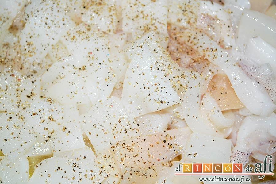 Calamares encebollados, salpimentar