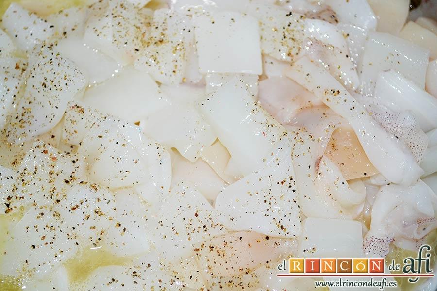 Calamares encebollados, añadir el vino blanco