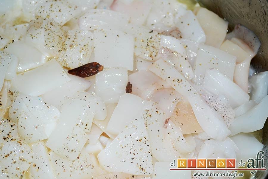 Calamares encebollados, añadir las guindillas