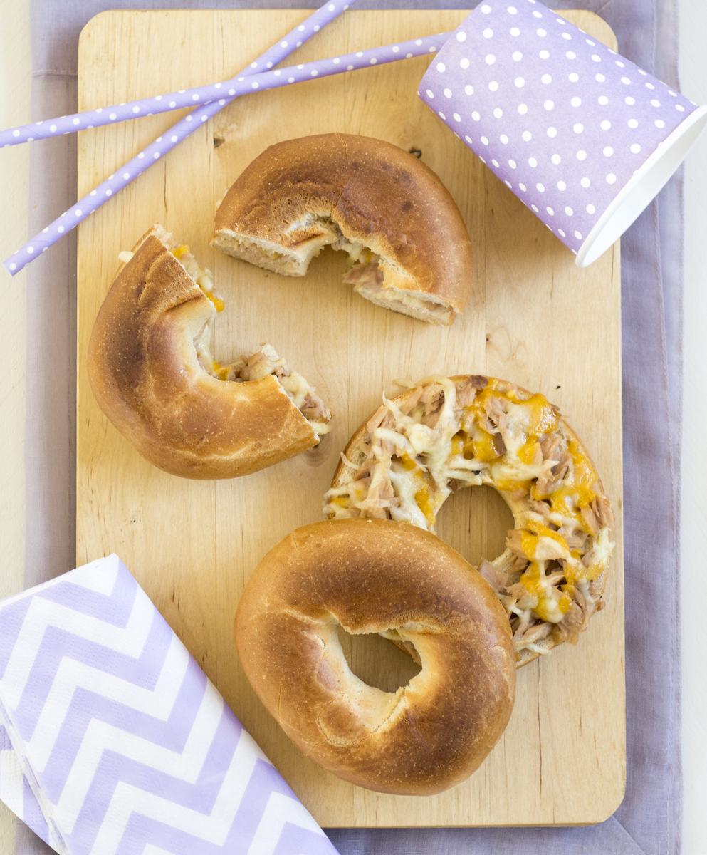 bagel_con_atun_y_queso_fundido