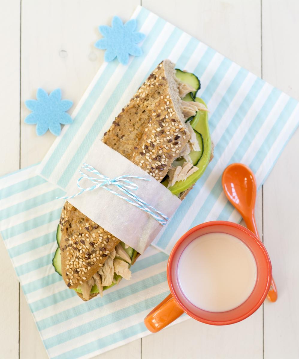 bocadillo_de_aguacate_atun_y_pepino