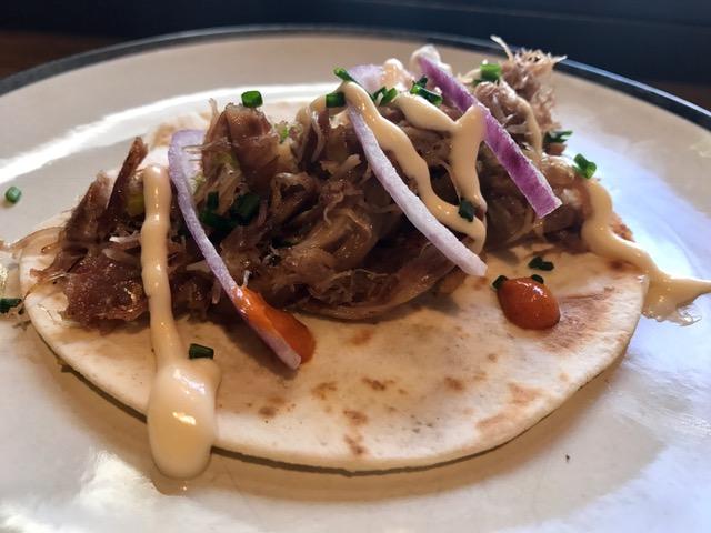 Talo de Pato confitado con puerros y mojo rojo