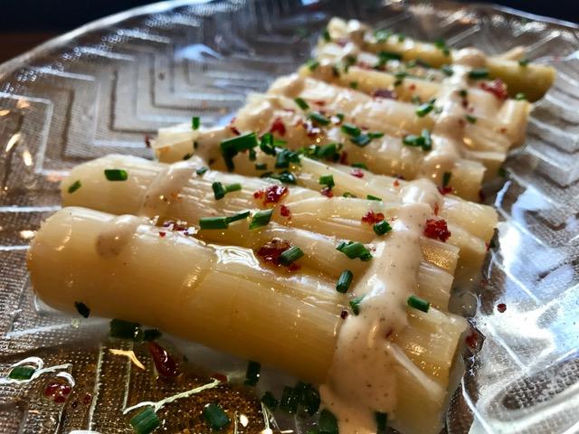 Puerros confitados con tartufata, miel y crujiente de jamón ibérico