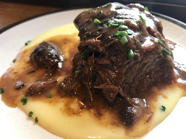 Carrillera de vaca guisada con puré de patatas