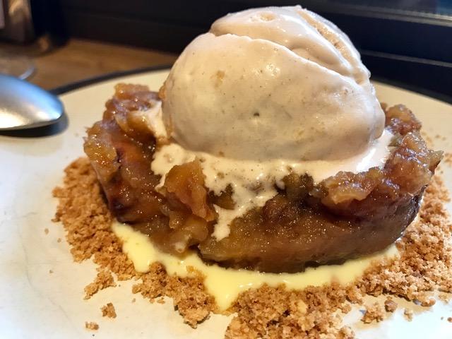 Manzana asada con helado de avellana